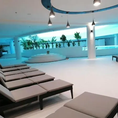 アパート Hanza Tower White Sky 24 Jacuzzi & Pool &