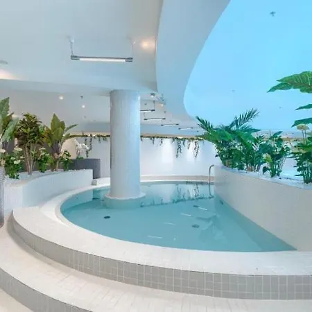 アパート Hanza Tower White Sky 24 Jacuzzi & Pool &